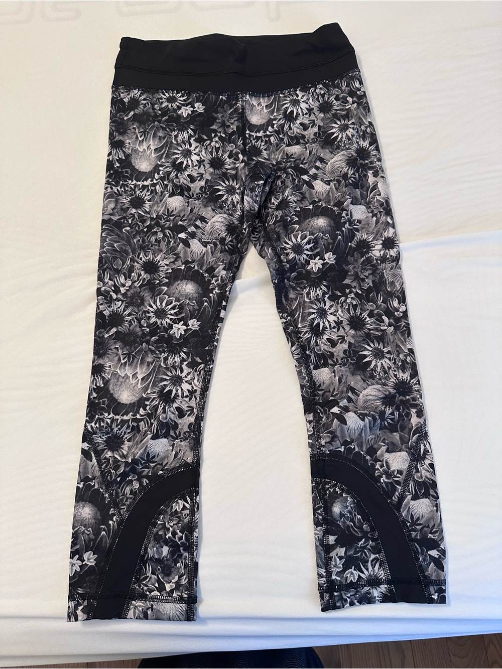 Lululemon Floral Print Cropped Leggings Black Gray Size 4